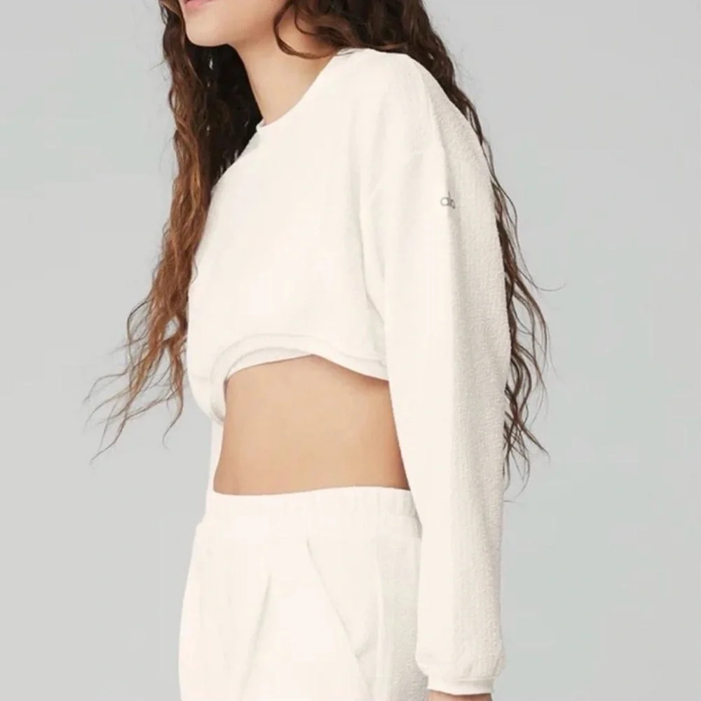 ALO YOGA Women's Cream Cropped Sweatshirt